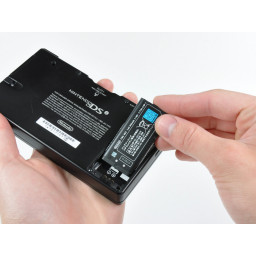 Замена батареи Nintendo DSi